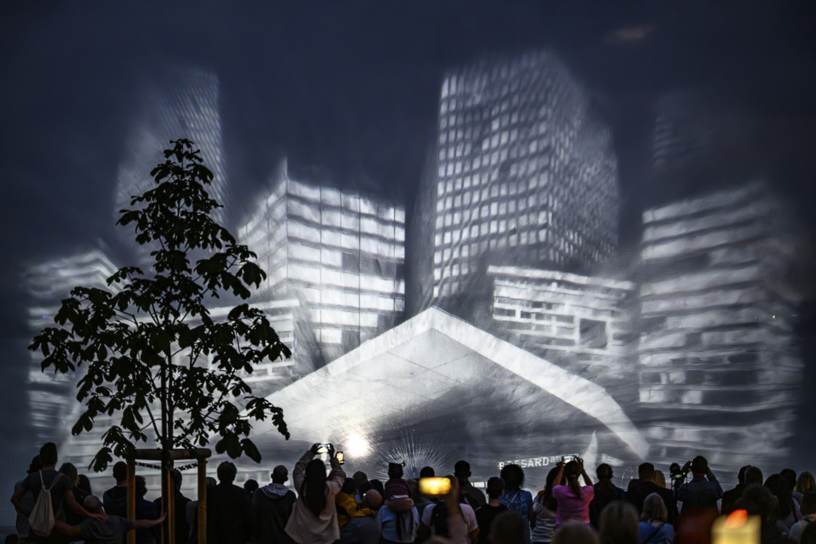 2023 Das erste ZugMagic fand vom 1. – 29. Juli 2023 bei der Rössliwiese statt. An den 25 Tagen verwandelte sich das Zuger Seebecken in ein magisches Spektakel aus Wasser, Licht, Laser, Video und Sound. 80'000 Personen haben ZugMagic gesehen, wir waren überwältigt!